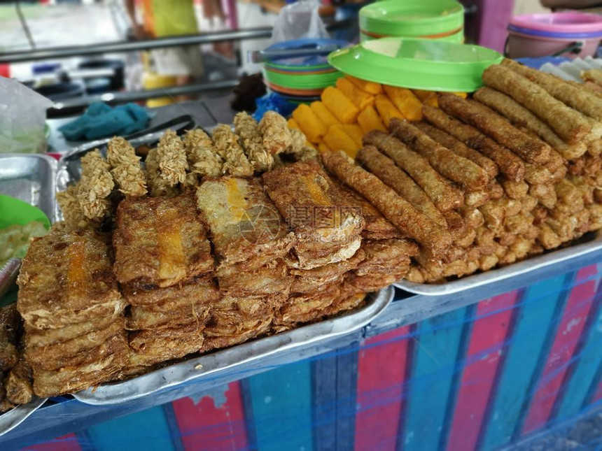 出售各种油炸肉饼或卷图片