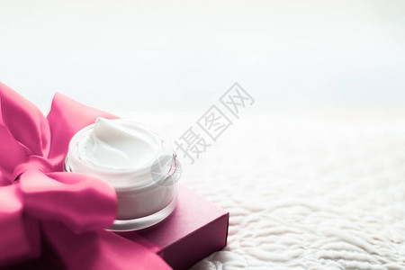 化妆品牌保湿乳液和面部护理概念图片素材