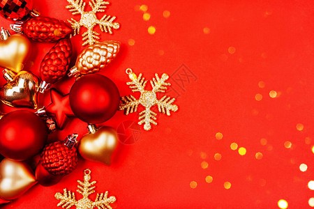 圣诞树上红色背景的装饰品和标志图片