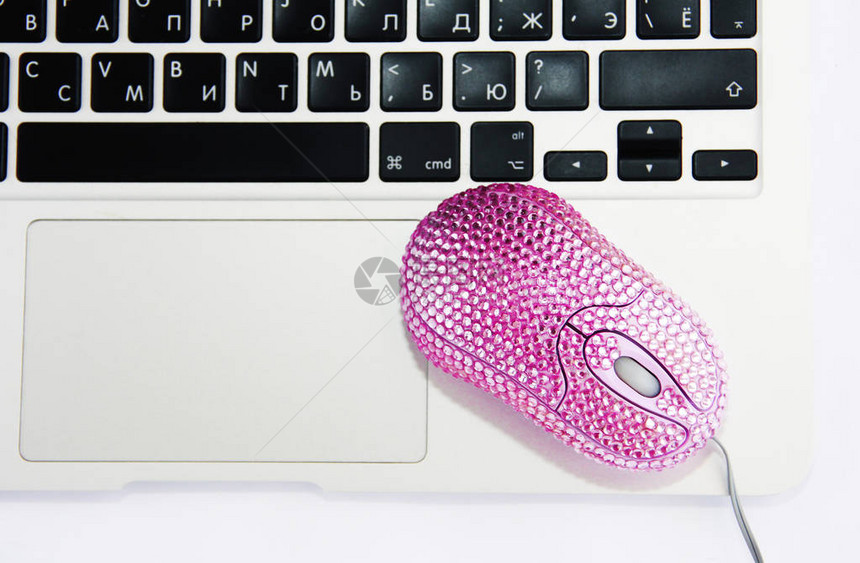 鼠标带装饰水钻的粉色光学机械手图片
