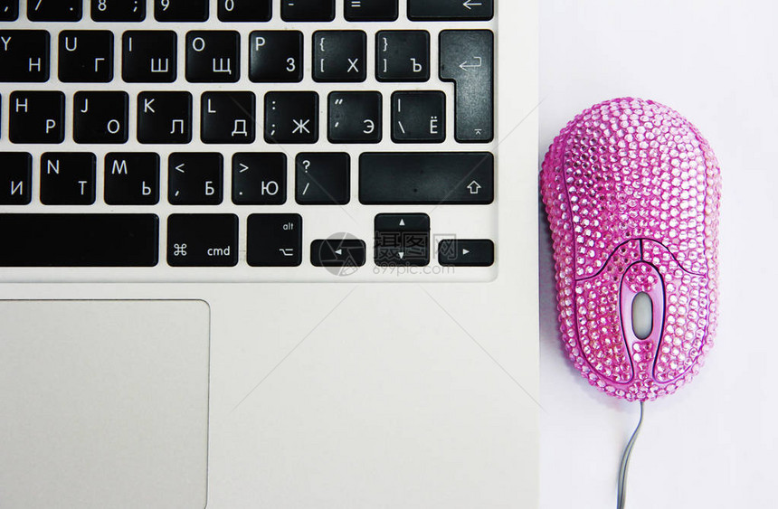 电脑鼠标带装饰水钻的粉色光学机械手图片