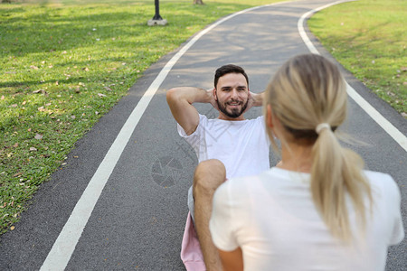 一对跑步者夫妇的顶视图正在公园里慢跑图片