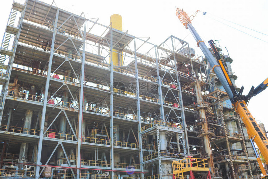 使用大型新工业炼油石化工厂的强大建筑起重机进行施工和安装工作图片