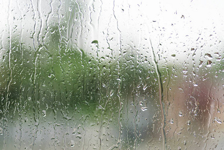 雨滴落在窗户上背景为绿色风暴高清图片素材