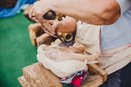 熟练的泰国艺术工艺木匠用锤子凿木大象手工木艺O图片