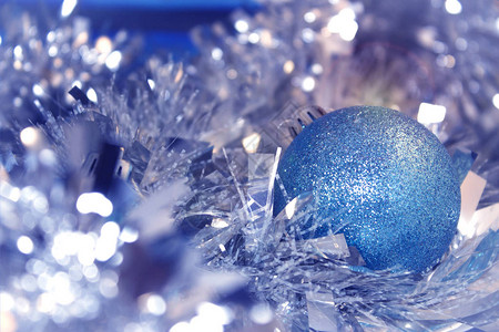 蓝色和银色的圣诞装饰品在明亮的节日背景上图片