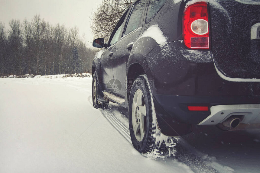 冬季道路上的汽车轮胎被雪覆盖具有车辆冬季雪背图片