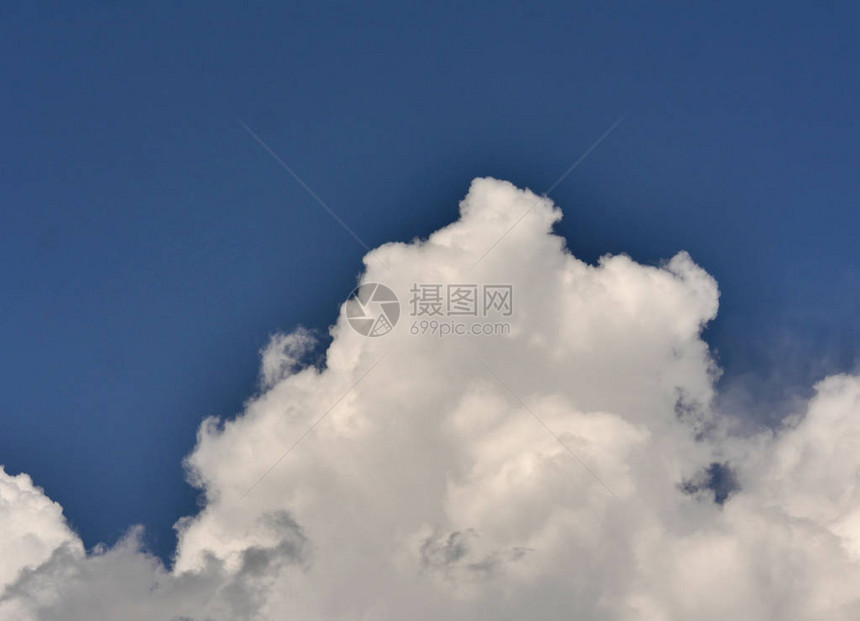 放大天空景观中的大云图片