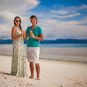 年轻浪漫情侣在沙滩上放图片
