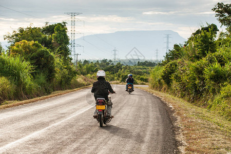 摩托车在T16国道上行驶图片