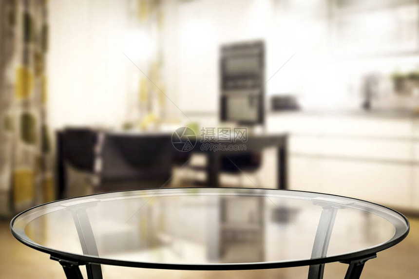 玻璃桌面与模糊的白色厨房背景您的产品和装饰的图片