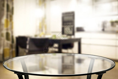 玻璃桌面与模糊的白色厨房背景您的产品和装饰的图片