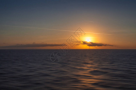 在海上的日落有意大利海岸线背景图片