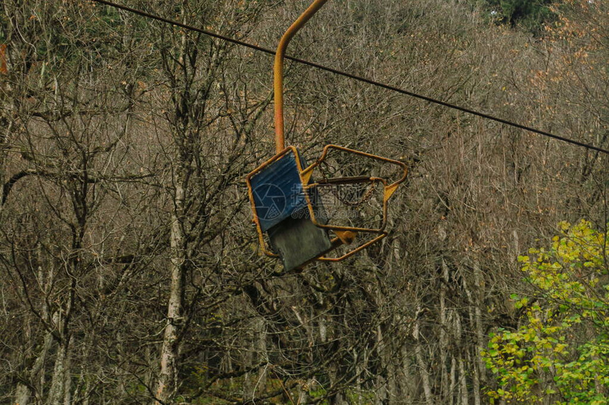 高加索山脉的缆车森林里老旧的吊椅索道图片