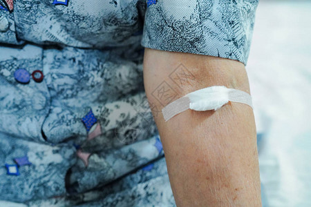 亚洲老年或老年妇人患者在抽血测试后显示止血图片
