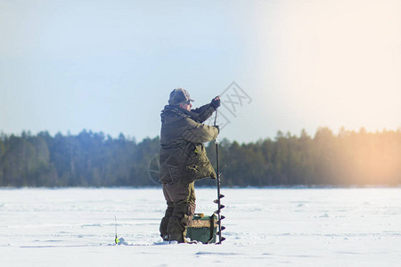 冬季钓鱼的人钻孔冰钻冬季运图片