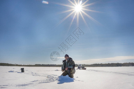 冬季钓鱼和冬季运动男子捕渔图片