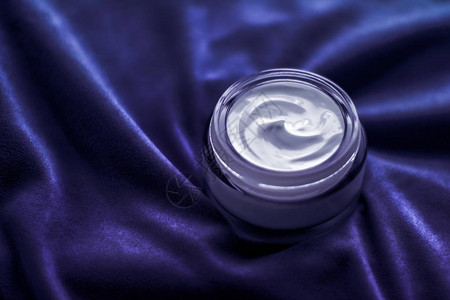化妆品牌保湿乳液和面部护理概念图片素材