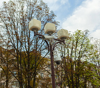 监控摄像头挂在城市的灯柱上图片