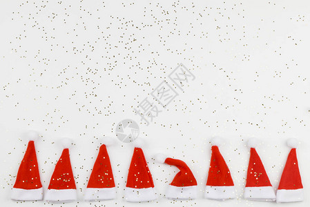 白色背景上的圣诞老人帽子与小星圣诞节和庆祝活动圣诞节的概念图片