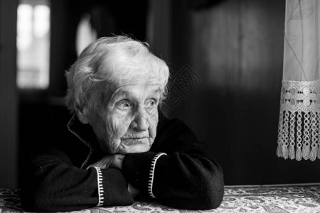 一个孤单的可怜的老太婆的肖图片
