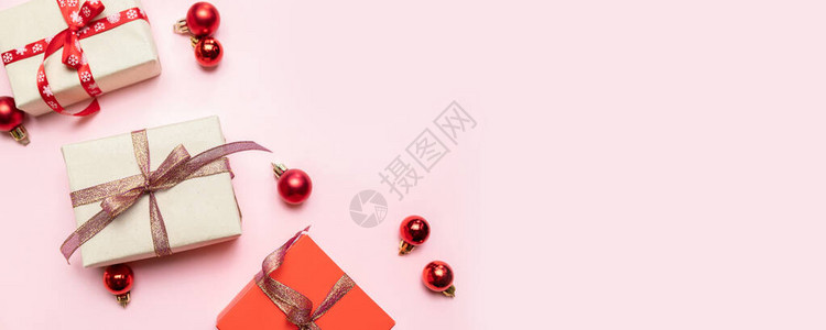 圣诞配有红现成的盒子丝带红大球和小球粉红色的节日装饰品创意平板图片