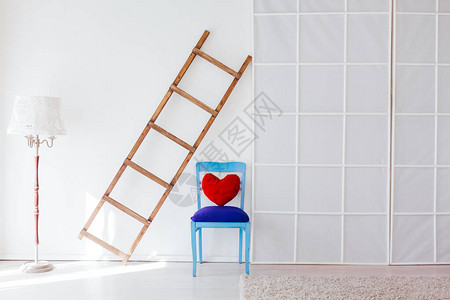 白色房间的木制楼梯灯图片