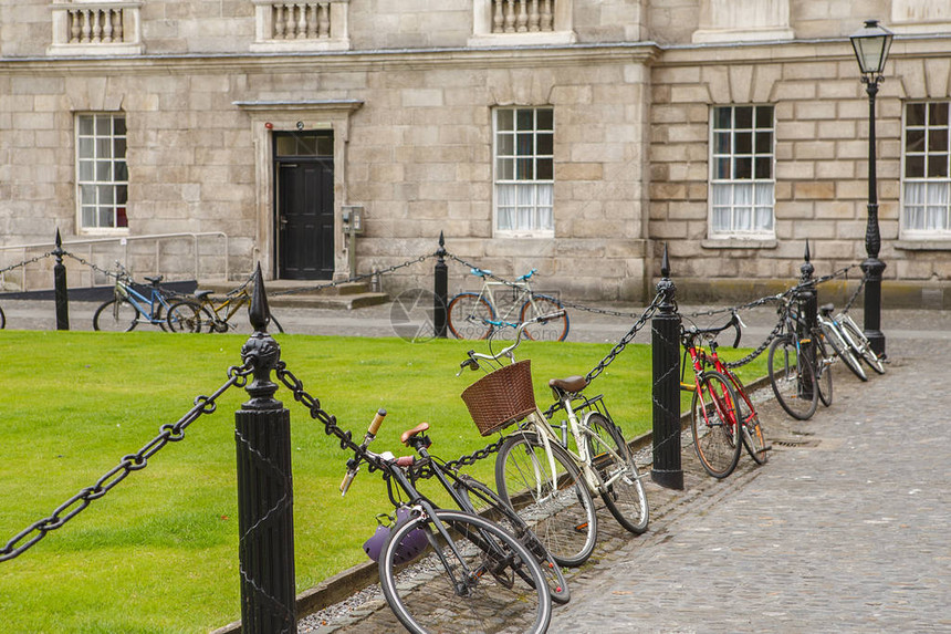 爱尔兰都柏林法院三一学院的自行车泊场三图片