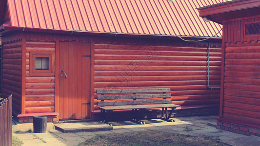 旧长椅和木制房屋古图片
