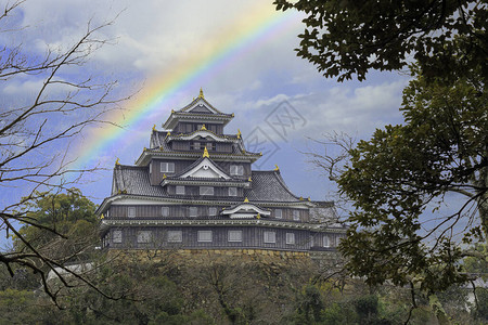 福山城堡是日本冈山县具有里程碑意义的历史著名背景彩虹和蓝天图片