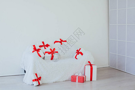 红礼用于假日的白色房间内面图片