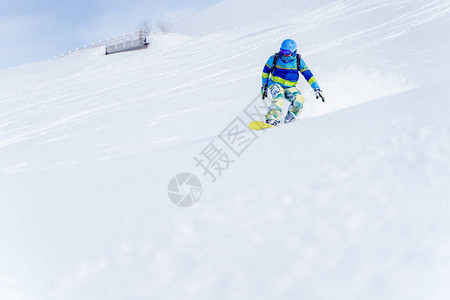 下午在山坡上滚的男子滑雪车图片