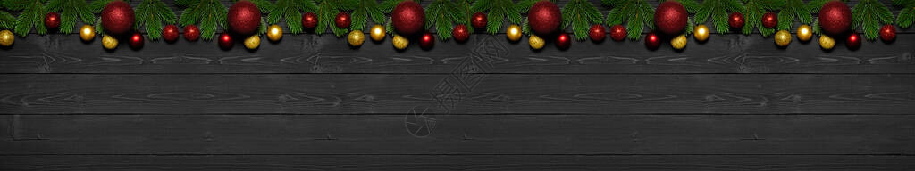 圣诞节背景全与冷杉树枝和圣诞节装饰红色和金色的小玩意在深色木板上图片