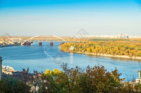 Dnieper河的美丽景色日落图片
