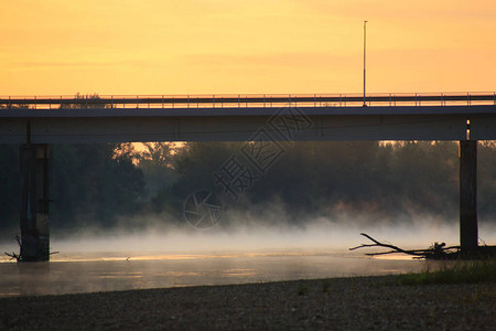 清晨的桥剪影图片