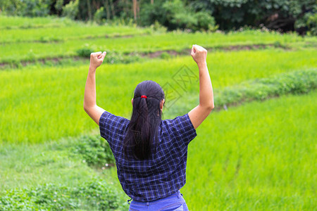 亚洲年轻女身后站立并举起双臂图片