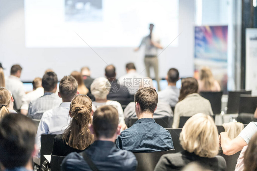 商业和创业研讨会演讲者在商务会议上发表演讲会议厅内的观众观众中未被识别的参图片