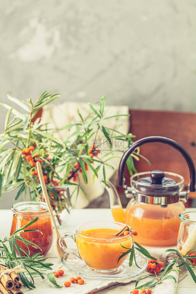 茶杯和茶壶热辣茶加大海小黄蜂果酱在玻璃罐里新鲜果子树枝图片