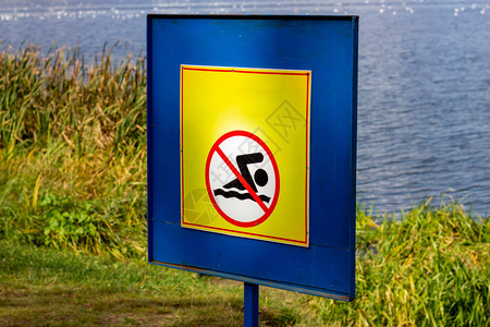 在海滩上禁止游泳的黄色和红色警告标志图片
