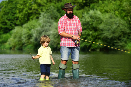 父亲和儿子在享受爱好的同时钓鱼和放松垂钓者渔民父子用钓图片