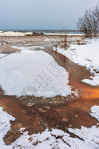 薄冰下的黄河背景是波浪图片