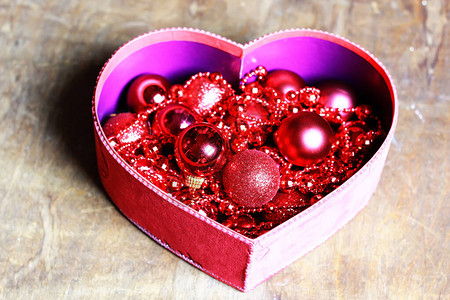 在一个盒子形状的心圣诞红球图片