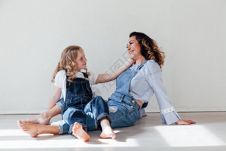 母亲和女儿穿着吉诺紧身衣图片