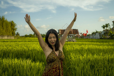 年轻快乐美丽的亚洲女人在稻田享受大自然图片