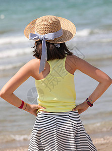夏日海边戴草帽的少女图片