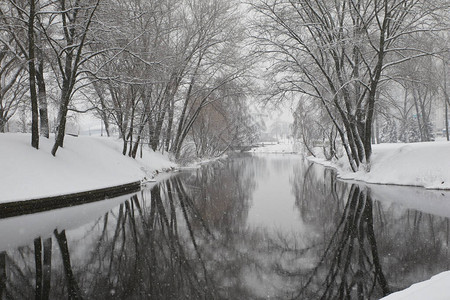 美丽的寒冷湖雪图片