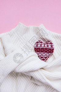创意情人节浪漫平铺头顶白色毛衣和针织心粉色背景复制空间简约风格图片