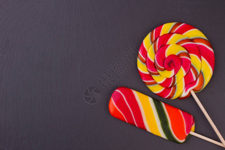 棒糖上的大美味棒糖五颜六色的糖果棒与复制空间生日派对装饰时尚流行艺图片