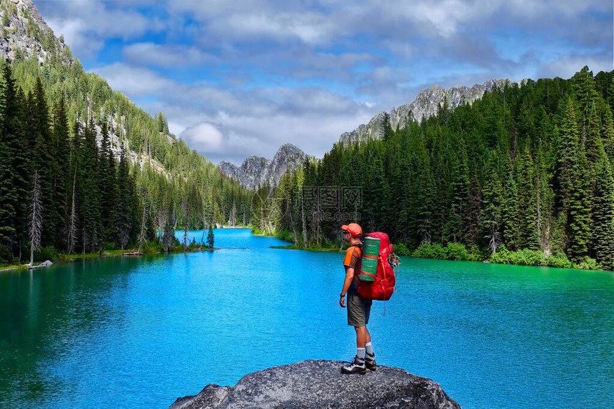 在北瀑布徒步旅行在翡翠高山湖上方的悬崖上徒步旅行者纳达湖西雅图附近的迷人湖盆地图片