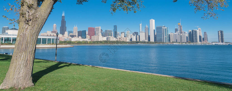 全景观仰望芝加哥湖边的天际线图片